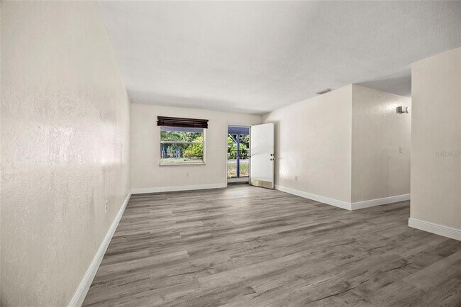 Building Photo - 950 Pearl Dr