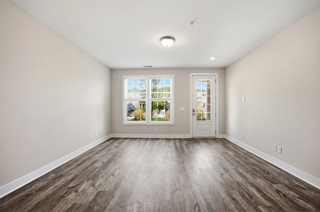 Building Photo - 2800 Bedford Green Dr