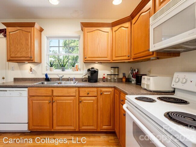 Building Photo - 2 br, 1.5 bath House - 6 North Blake B