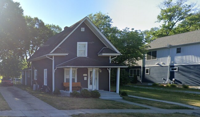 Foto del edificio - Beautiful new exterior on classic Harters Heights 4 bedroom (3 full baths) blocks from ND.