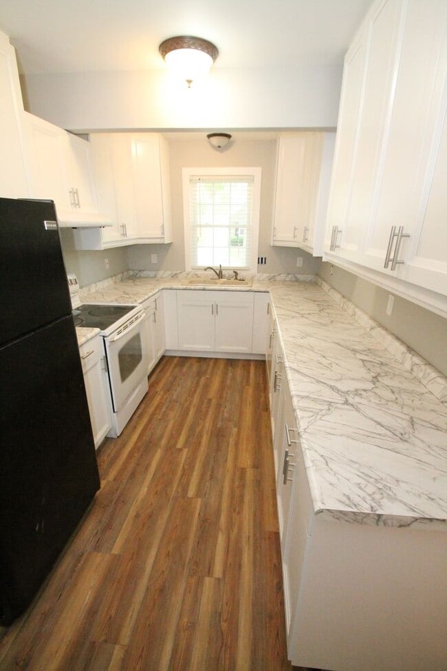 Foto del edificio - This 4br, 2bth home is for someone who wants way more than they pay for, so just keep a moving.