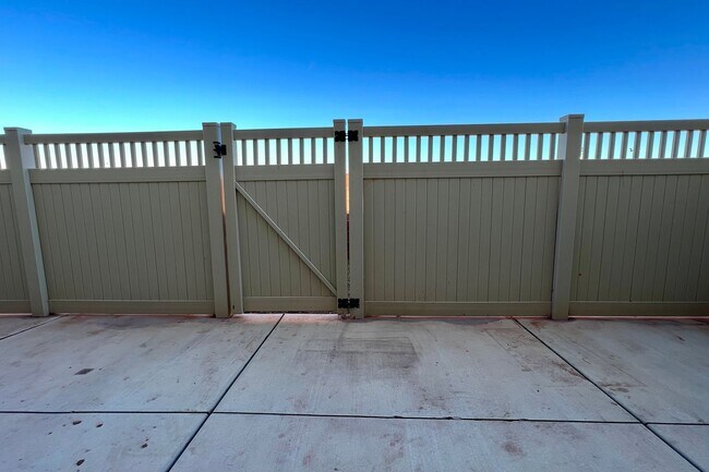 Foto del edificio - Blackhawk Townhome! Incredible Amenities!!