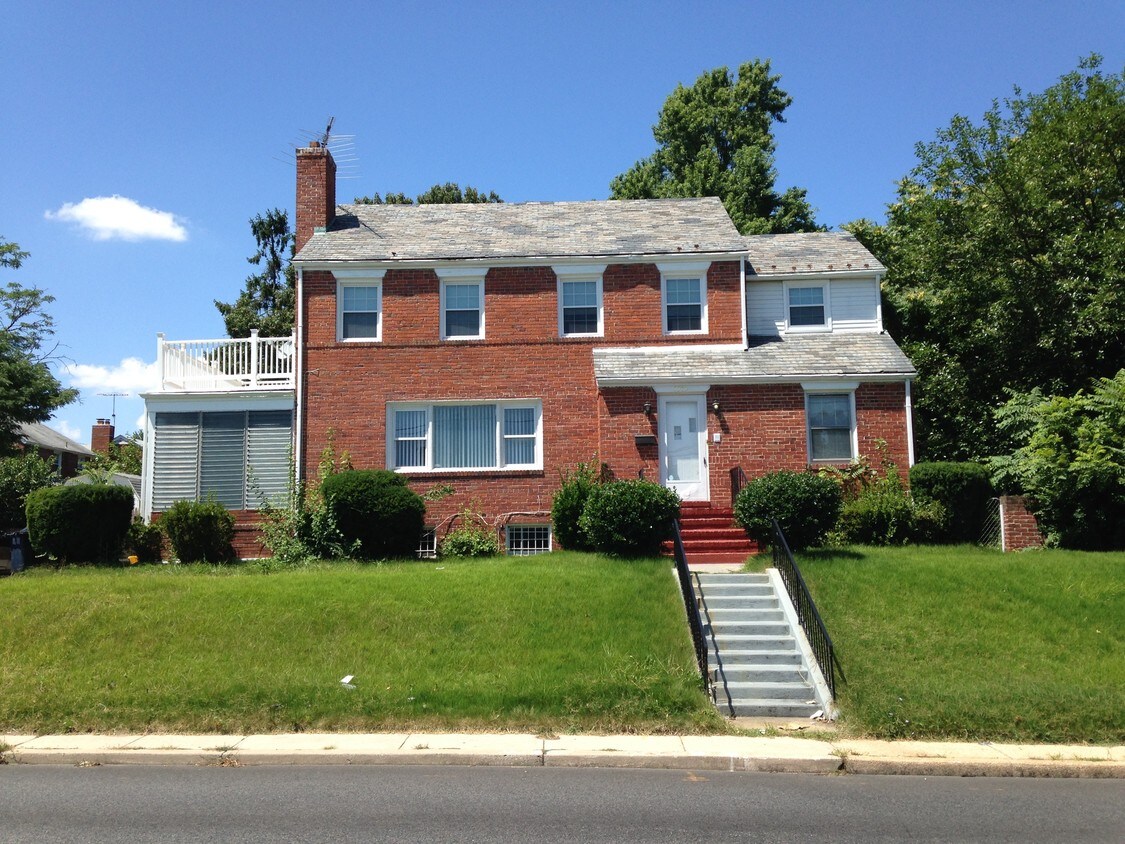 Foto principal - 2302 Queens Chapel Rd