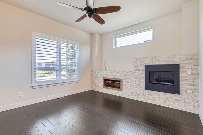 Building Photo - Evolve Real Estate: Gorgeous 4 Bedroom Hom...