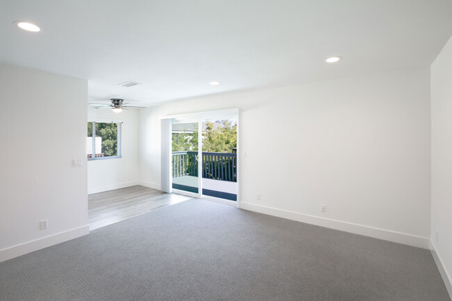 Living Area - 3016 Jeffrey Dr