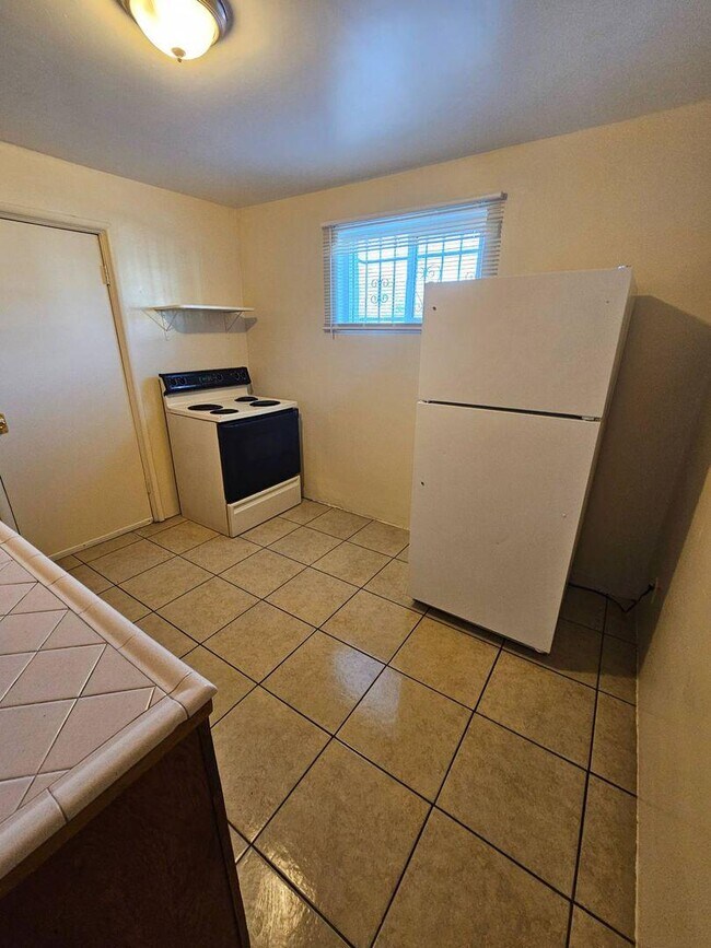 Building Photo - 327 E President St