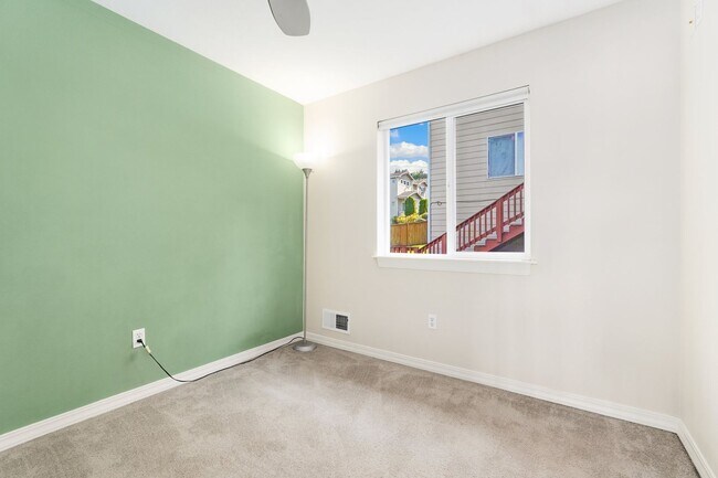 Building Photo - Bothell Luxury Townhome!
