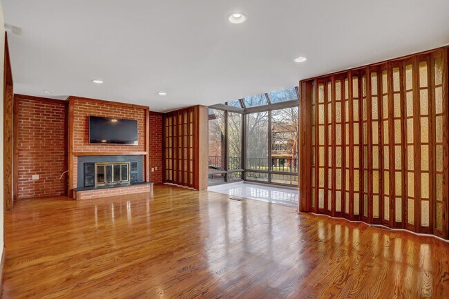 Foto del edificio - AMAZING SPACIOUS END UNIT TOWNHOUSE IN PRIME LOCATION