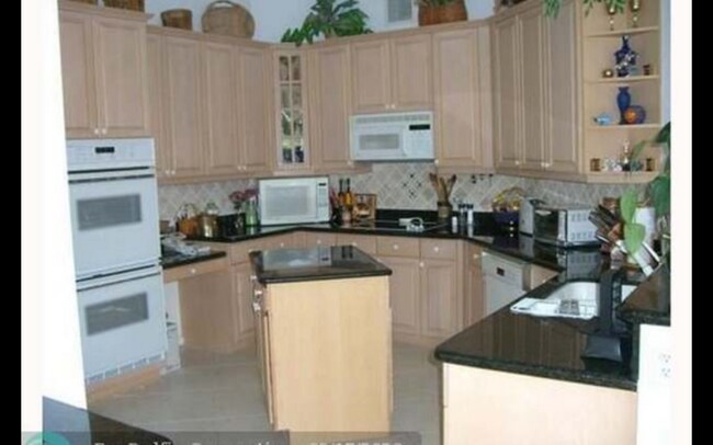 Foto del edificio - 4915 NW 110th Ter