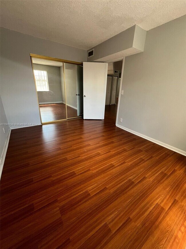 Foto del edificio - 8713 SW 5th St
