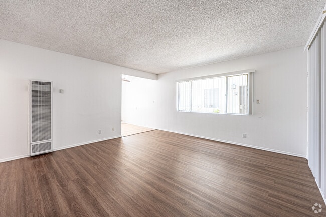 2BR, 1BA - 888SF - Living Room - New Orleans