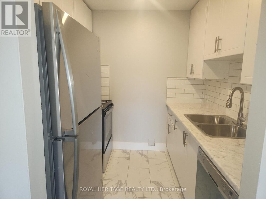 Photo principale - 8800-8800 Willoughby Dr