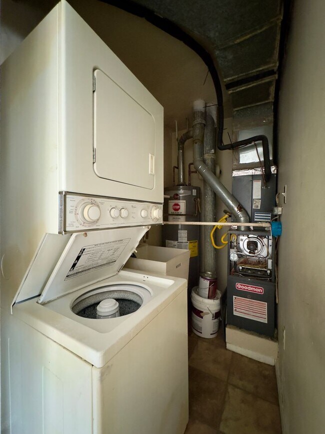 Foto del edificio - For Rent: Comfortable Living at 6414 Faird...