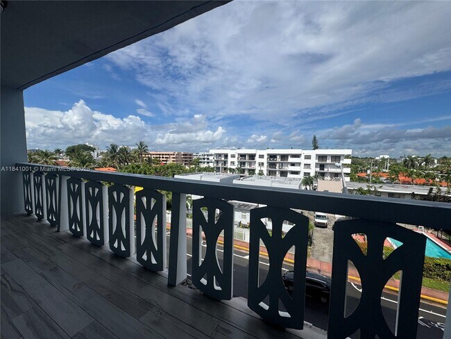Foto del edificio - 8233 Harding Ave