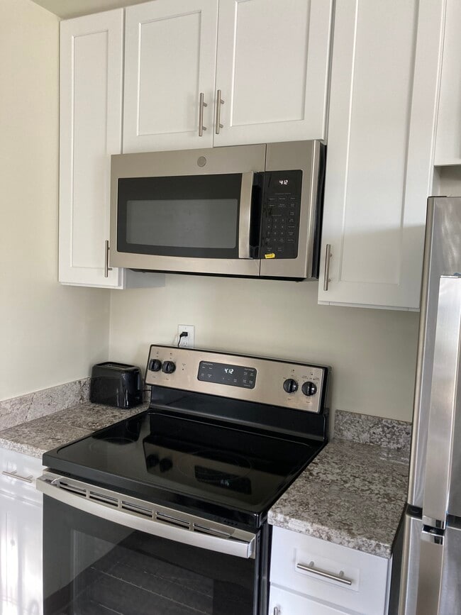 Stove - 4316 Rilea Way