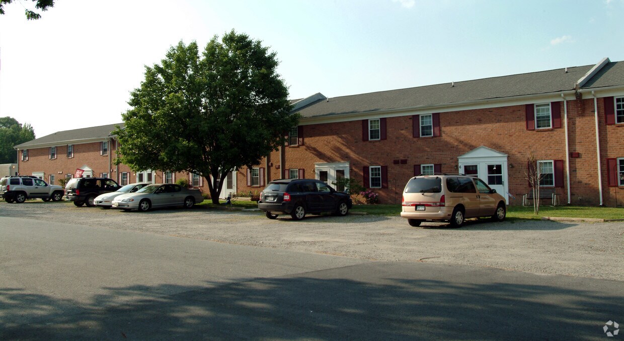 Building Photo - The Oaks