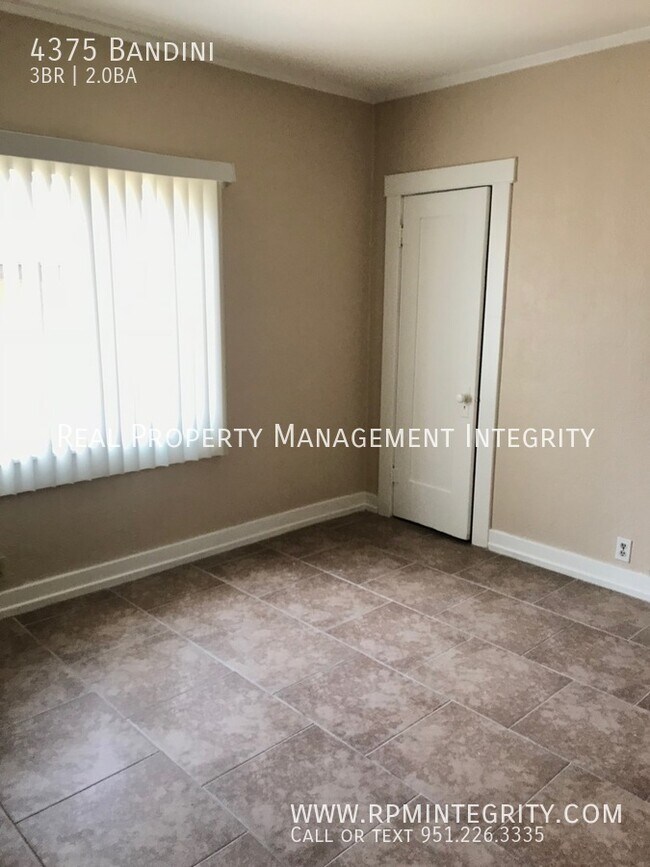 Building Photo - Adorable Wood streets 3 bd home