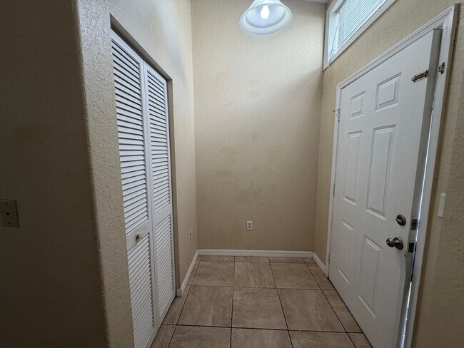 Foto del edificio - Spacious Open-Concept Home with Bonus Patio & Fenced Yard