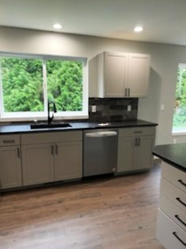Building Photo - Lovely 3 Bedroom Recently Renovated!