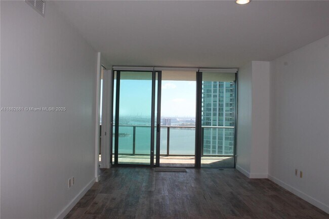 Foto del edificio - 650 NE 32nd St