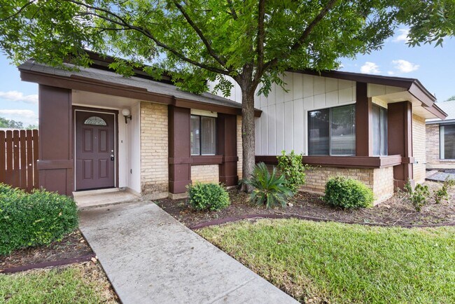 Foto del edificio - 2 Bedroom/2 Bath Castle Hills Subdivision