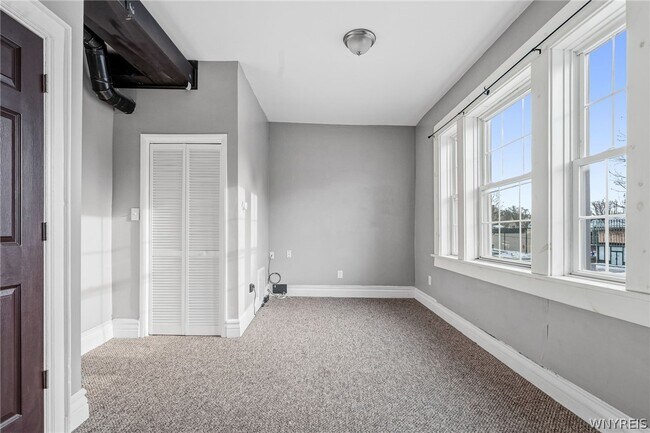 Foto del edificio - 2114 Seneca St