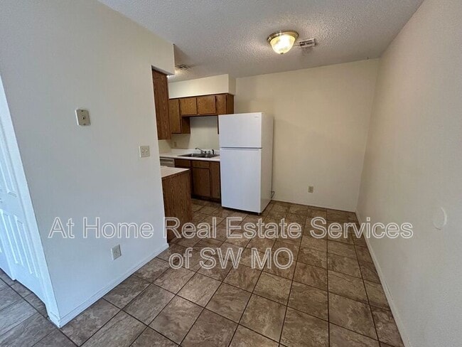 Building Photo - 900 S Crutcher Ave