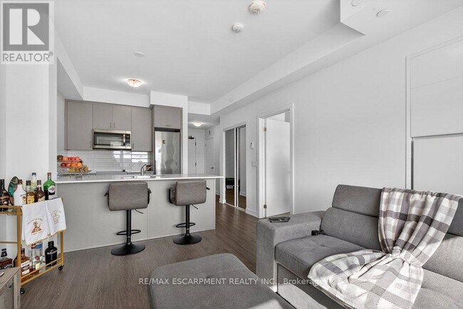 Photo du bâtiment - 600 N Service Rd