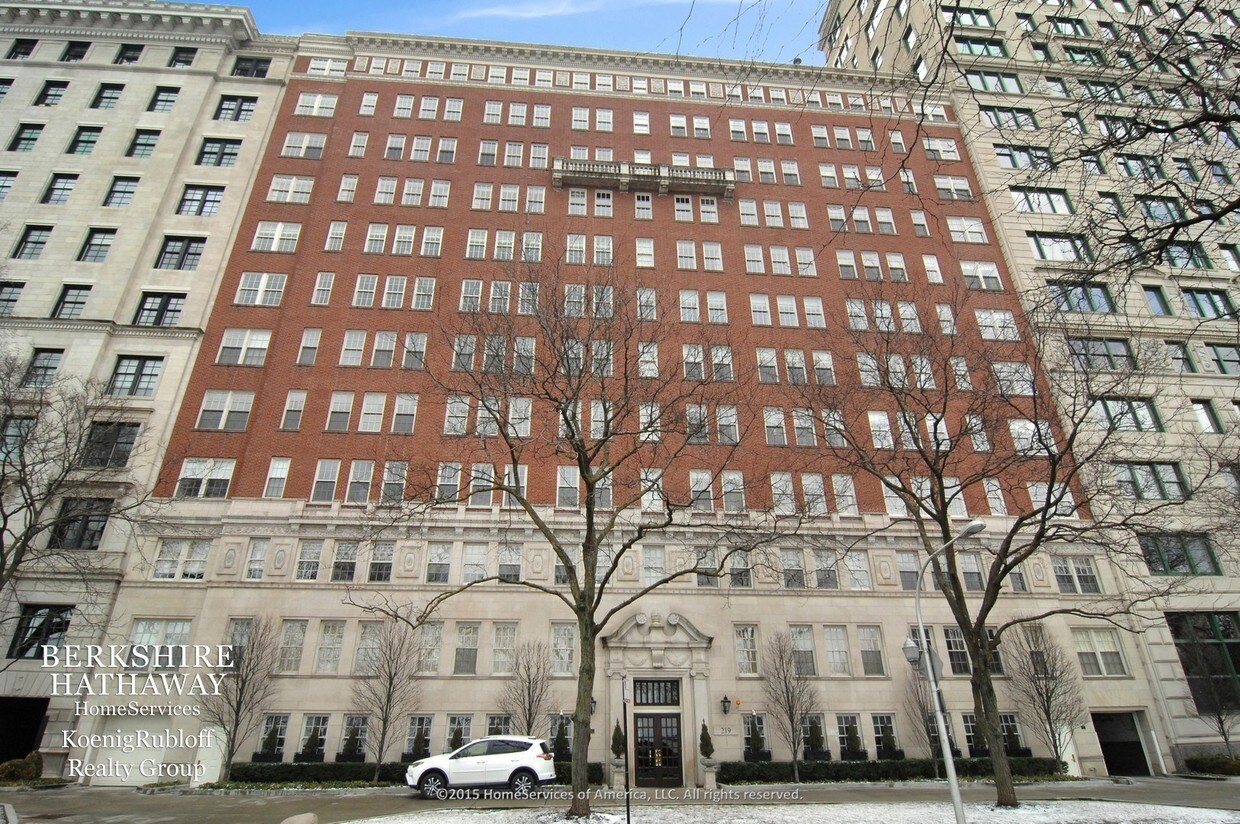Primary Photo - 219 E Lake Shore