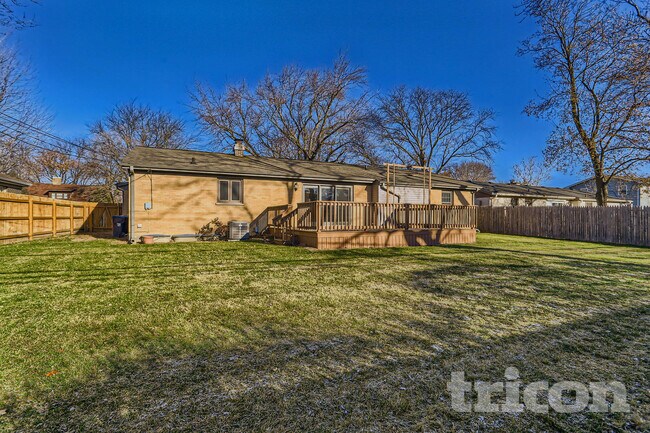 Building Photo - 1441 Maple Ln