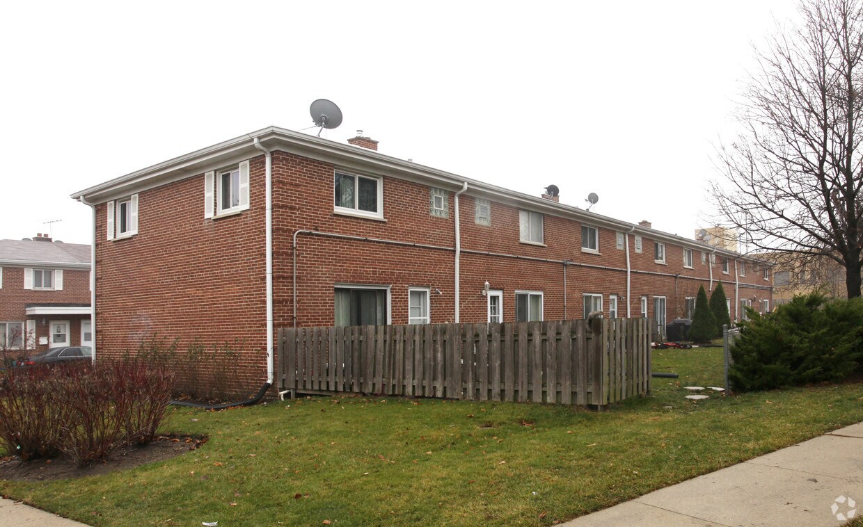 Building Photo - 1062-1070 N Boxwood Dr