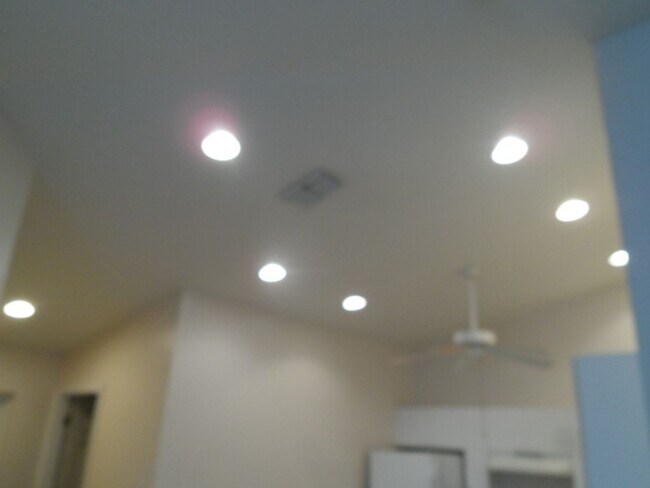Foto del edificio - Coming Soon, 4/27 - Freshly Painted 2/2/1 Duplex