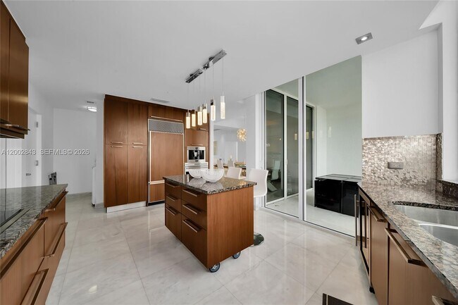 Foto del edificio - 16001 Collins Ave