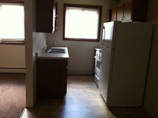Building Photo - 995 Lynde Dr NE