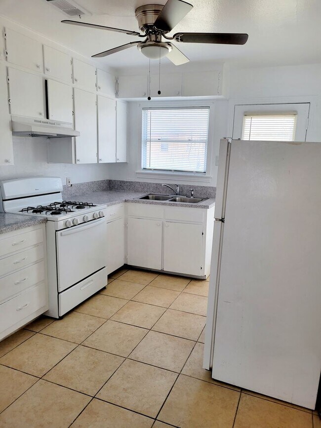 Foto del edificio - Alamo Ave.