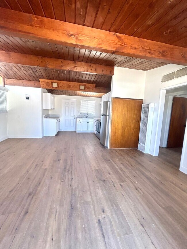 Building Photo - Eclectic 2 Bedroom 1 Bathroom Home