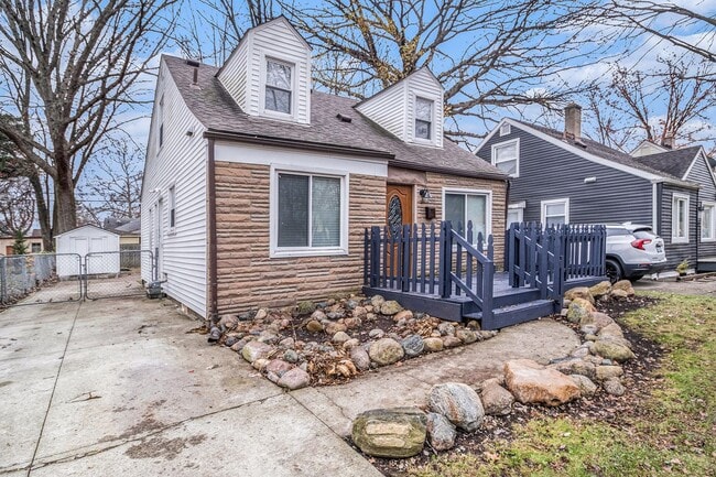 Building Photo - Updated Bungalow with Modern Kitchen & Fen...