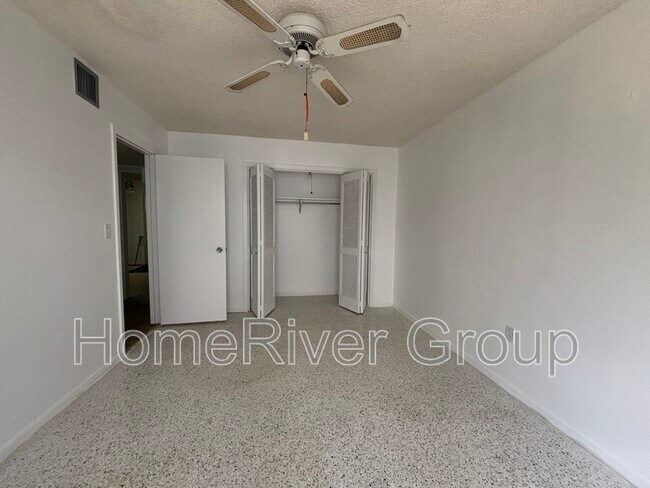 Foto del edificio - 1709 N Pebble Beach Blvd