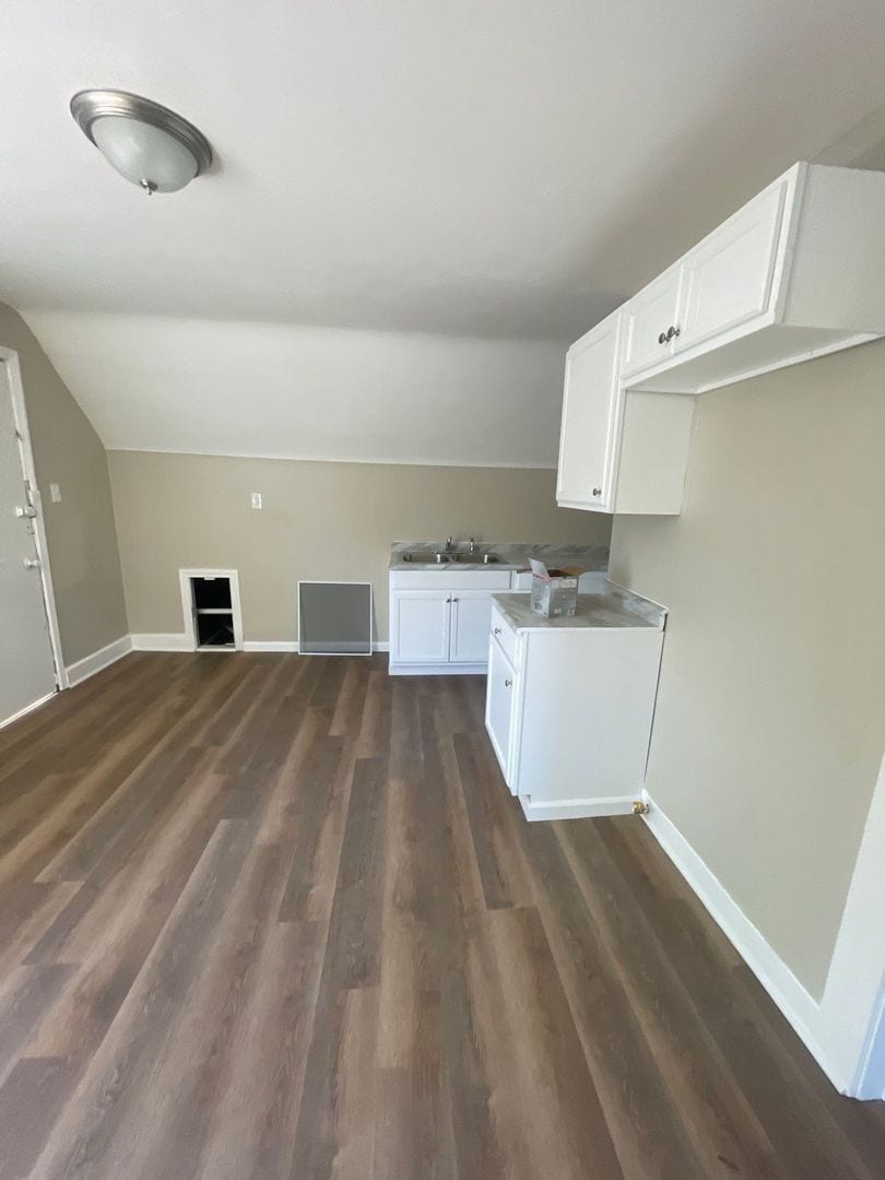 381 E 152nd St Cleveland, OH 44110 – photo 1