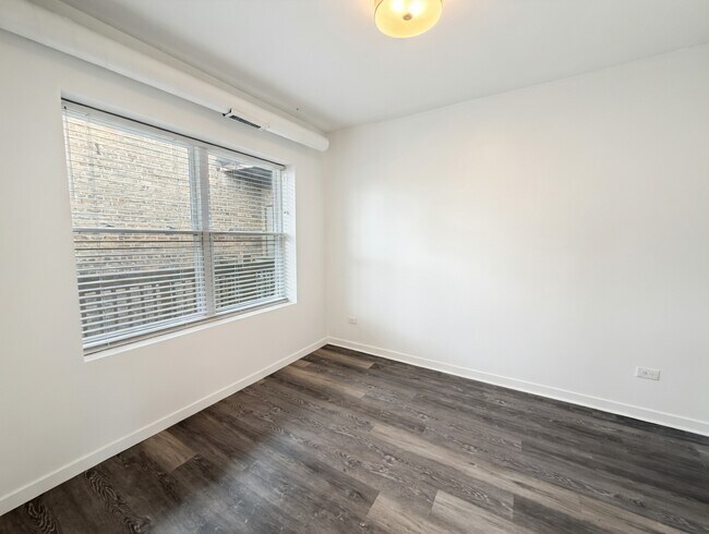 Foto del edificio - 1704 W Glenlake Ave