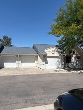Building Photo - 806 Crestmont Way