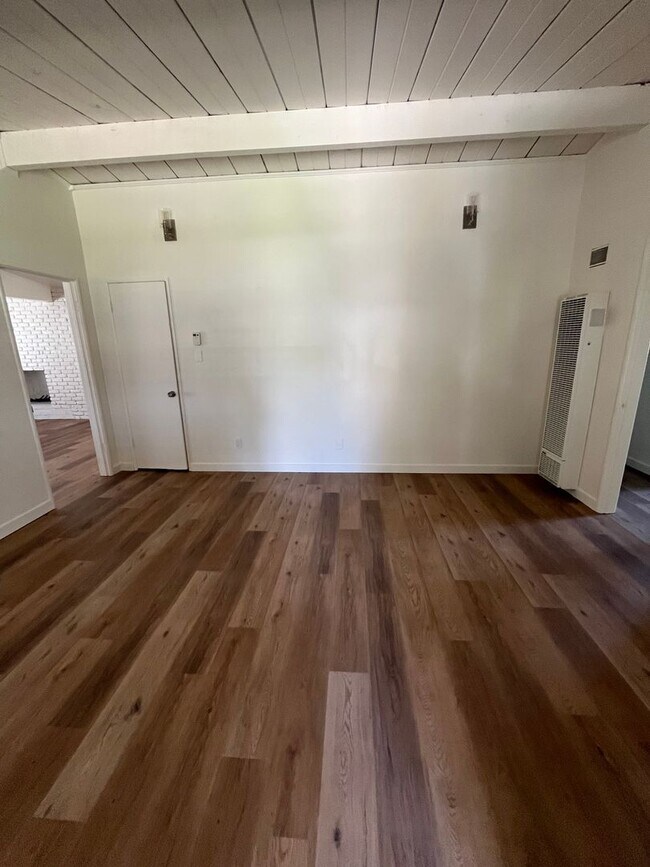 Building Photo - 702 E Haltern St