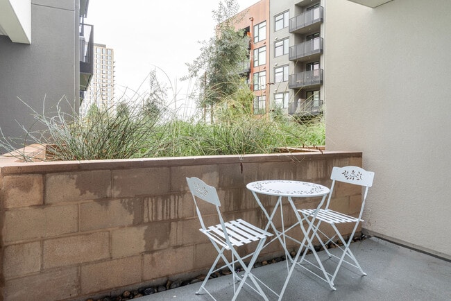 Foto del edificio - 2333 Calle Del Mundo