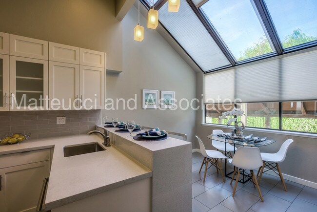 Foto del edificio - Beautiful condo on the delta!