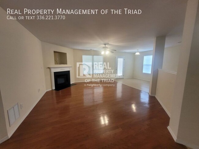 Foto del edificio - *Move In Special* Lovely 4 BR/2.5 BA w/ Lo...