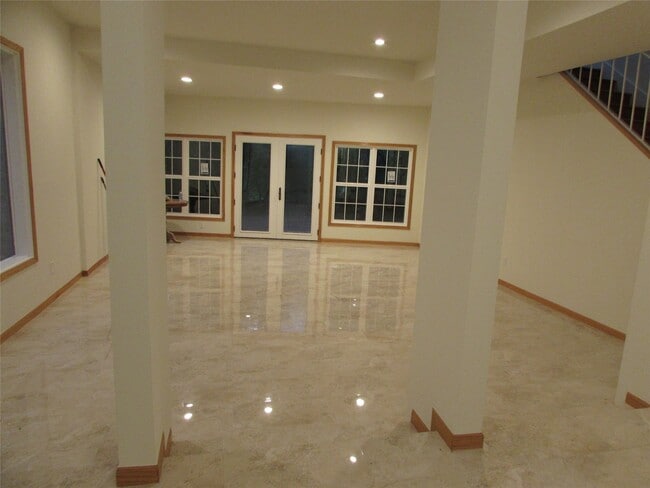 Building Photo - 201 Vanderpool Ln