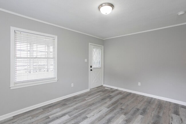 Building Photo - Charming 3 bed/2 bath home with Sunroom and Deck, minutes from Downtown Durham!
