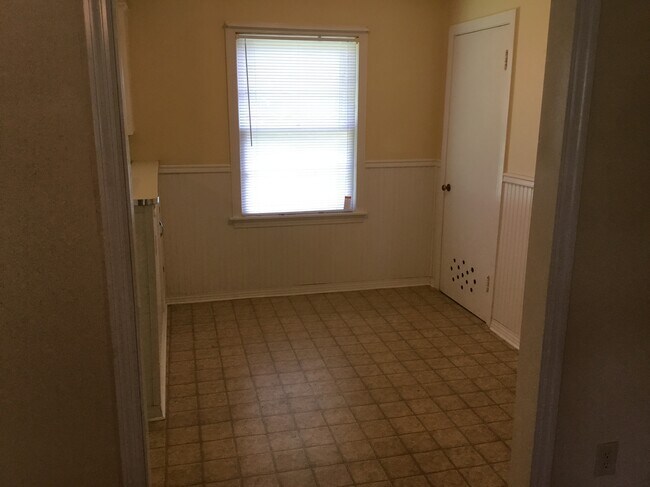 Eatiing area - 1922 Oconnell St
