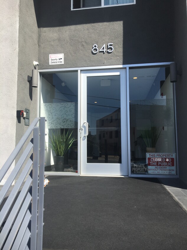 Foto principal - 845 N Bunker Hill Ave