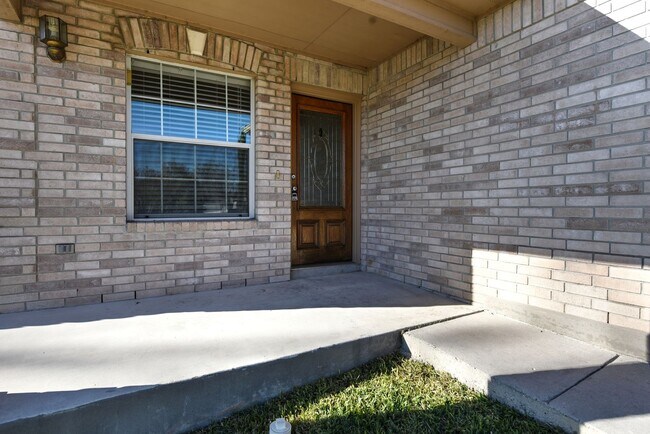 Foto del edificio - 4 Bedrooms!!!!! 2.5 bath and 2 attached ca...